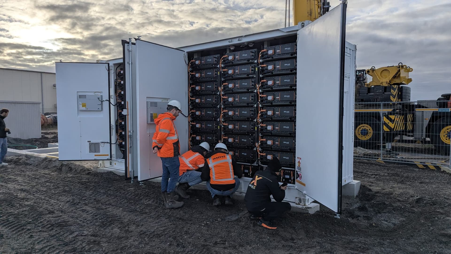 De batterij wordt geplaatst